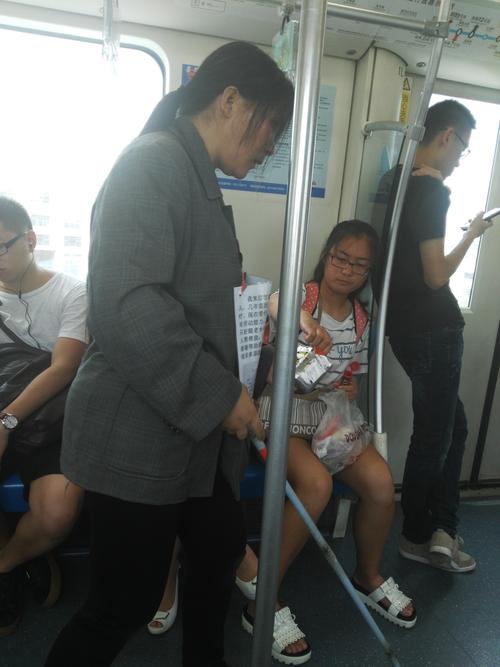 管家婆期期四肖四码中特管家和带不同小孩地铁乞讨与地铁带两个小孩