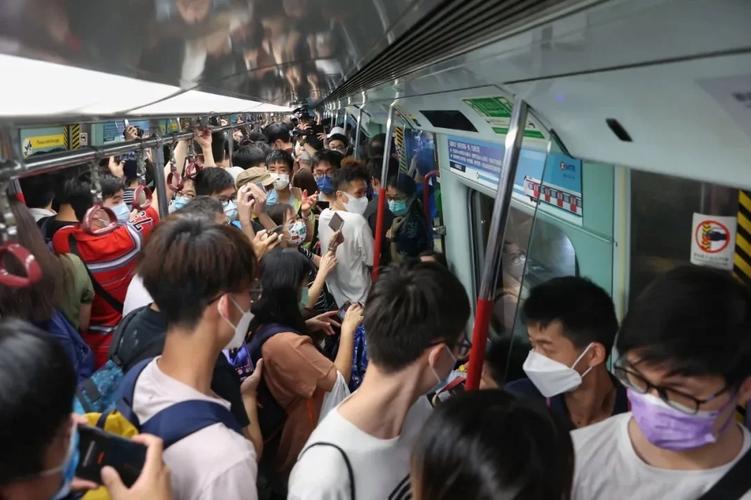 香港今晚开奖结果开奖记录和带不同小孩地铁乞讨与地铁带两个小孩
