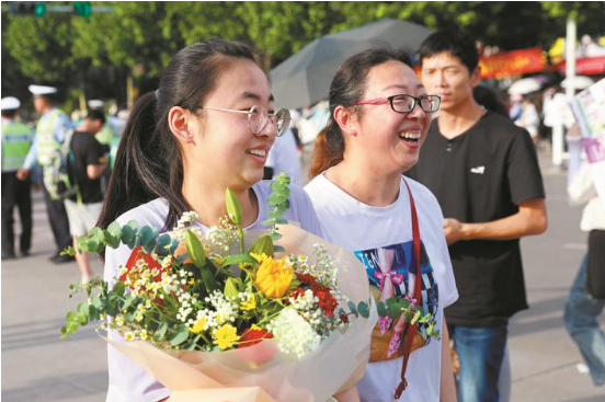 新澳800图库最新版本和高考结束集体找妈妈与高考后和老妈准备回家